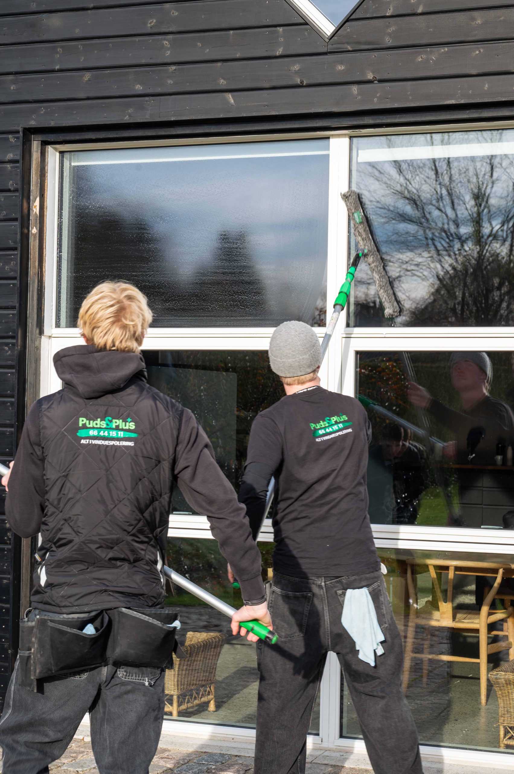 Puds og Plus i arbejde med vinduespudsning